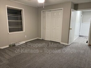 2416 SW 25th Dr in Topeka, KS - Building Photo - Building Photo