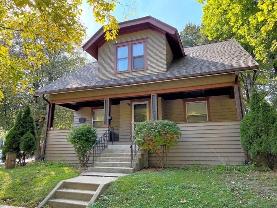 2 Lathrop St in Madison, WI - Building Photo