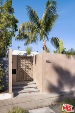 913 Milwood Ave in Los Angeles, CA - Foto de edificio - Building Photo