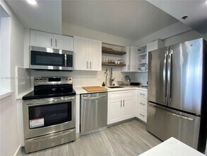 20515 E Country Club Dr in Miami, FL - Building Photo - Building Photo