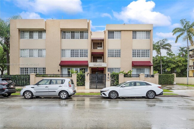 300 Madeira Ave in Coral Gables, FL - Building Photo - Building Photo