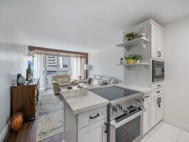 445 Kaiolu St in Honolulu, HI - Building Photo