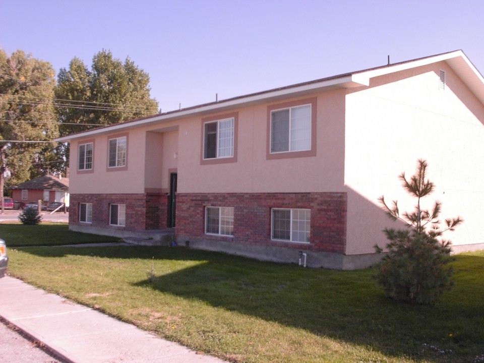 Carrol Court in Blackfoot, ID - Building Photo