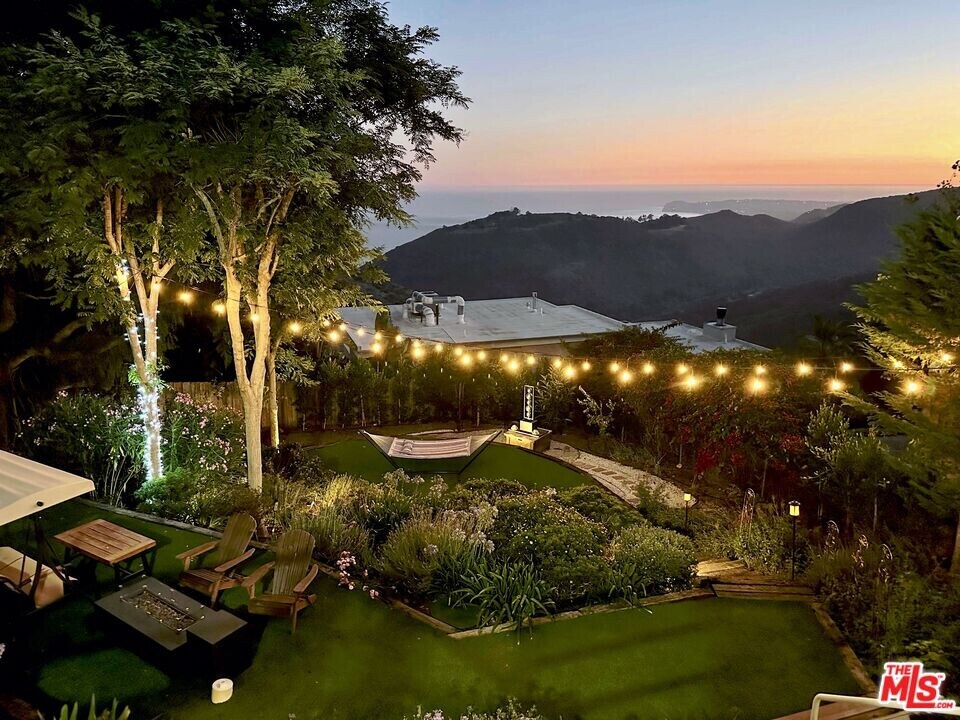 2977 Seabreeze Dr in Malibu, CA - Building Photo