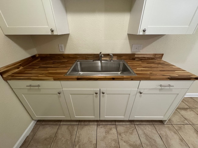 630 S Hawley Rd in Milwaukee, WI - Foto de edificio - Building Photo