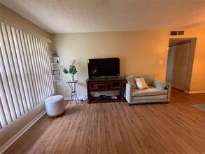 2690 Coral Landings Blvd in Palm Harbor, FL - Foto de edificio - Building Photo