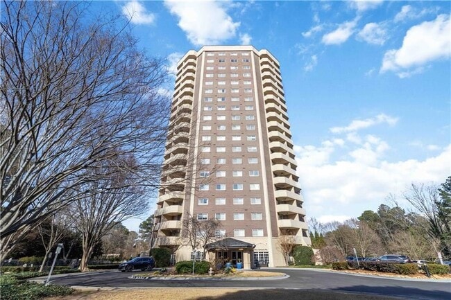 1501 Clairmont Rd in Decatur, GA - Foto de edificio - Building Photo