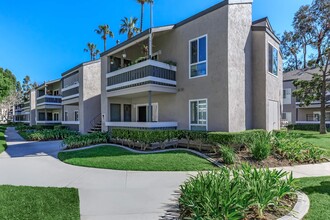 Peartree Apartments in Santa Ana, CA - Foto de edificio - Building Photo