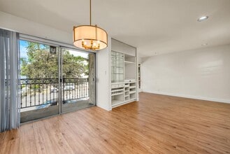 11656 Montana Ave, Unit 201 in Los Angeles, CA - Building Photo - Building Photo