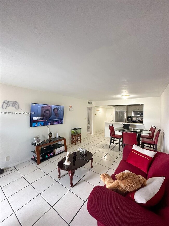 1825 W 44th Pl in Hialeah, FL - Foto de edificio - Building Photo