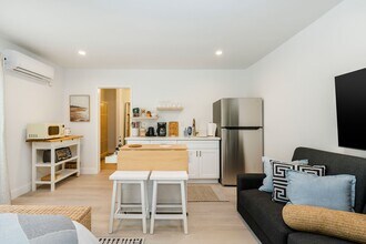 16 Fleet St - Move In Special! in Marina Del Rey, CA - Building Photo - Building Photo