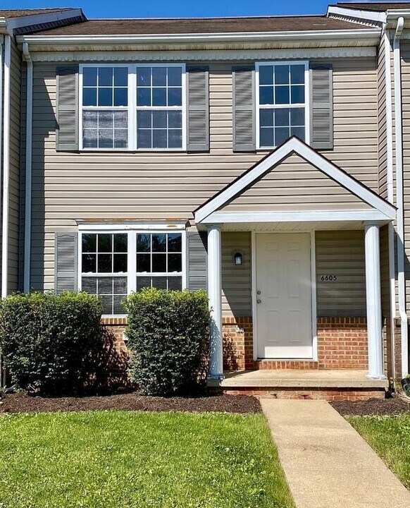 6605 Hollow Dr in East Petersburg, PA - Building Photo