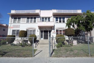 2849 San Marino St in Los Angeles, CA - Building Photo
