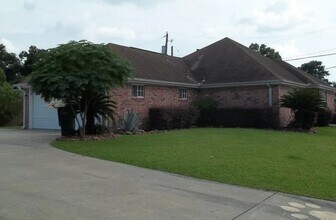 311 Nederland Ave in Nederland, TX - Building Photo - Building Photo