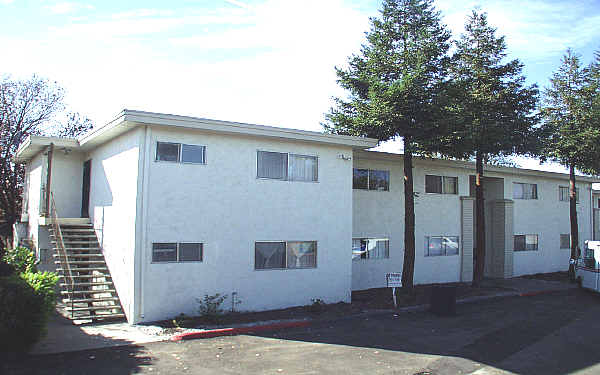 152-158 Smalley Ave in Hayward, CA - Building Photo
