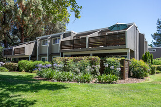 Portage Bay Apartments in Davis, CA - Foto de edificio - Building Photo