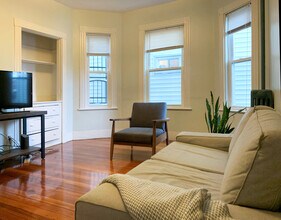 378 Washington St, Unit 1 in Somerville, MA - Foto de edificio - Building Photo