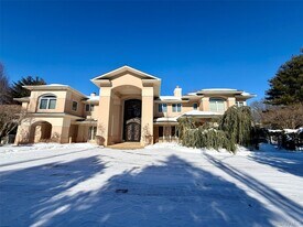 5 Glen Hill Ct in Dix Hills, NY - Building Photo