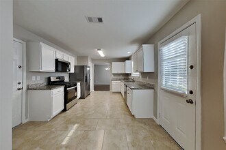 16323 Jast Dr in Cypress, TX - Foto de edificio - Building Photo