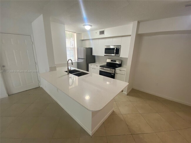 2091 Renaissance Blvd in Miramar, FL - Foto de edificio - Building Photo