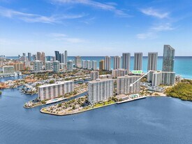 300 Bayview Dr in Sunny Isles Beach, FL - Building Photo