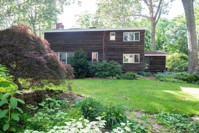 1045 Wagon Wheel Ln in Cutchogue, NY - Foto de edificio - Building Photo