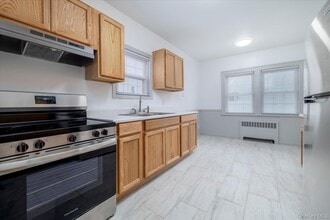 21 Twin Lawns Ave in Hicksville, NY - Building Photo - Building Photo