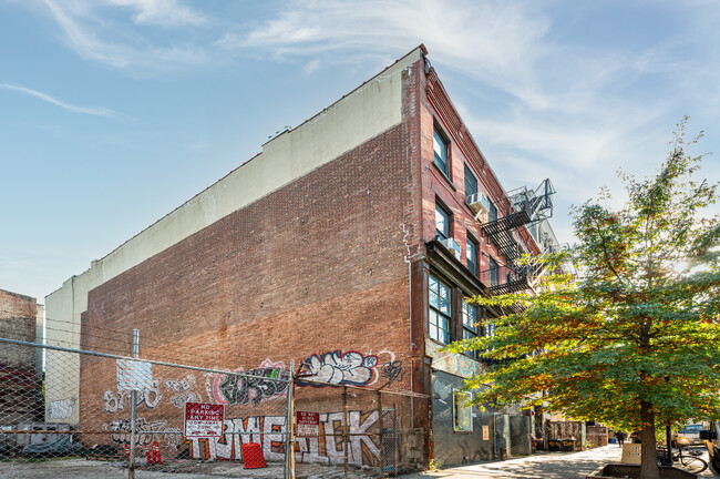 321 Bedford Ave in Brooklyn, NY - Building Photo - Building Photo