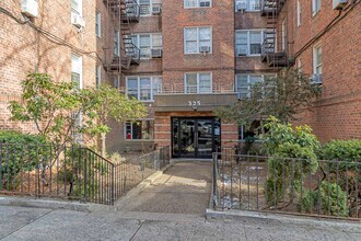 325 E 201st St in Bronx, NY - Building Photo - Building Photo