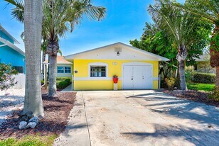 857 180th Ave E in Redington Shores, FL - Building Photo