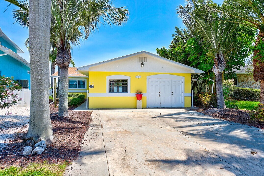 857 180th Ave E in Redington Shores, FL - Foto de edificio