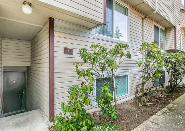 Remodeled Condo Near Microsoft in Bellevue, WA - Building Photo - Building Photo