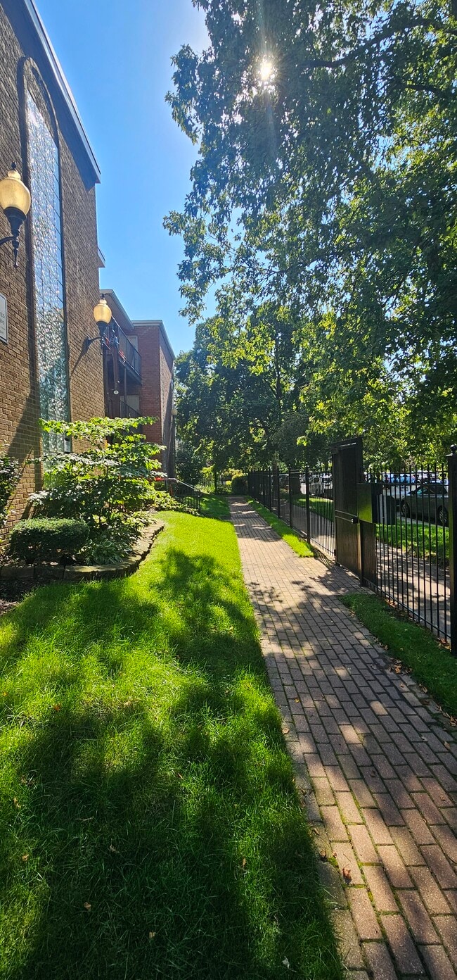 4533 N Dover St, Unit 4537-2E in Chicago, IL - Building Photo - Building Photo