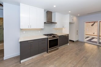 6850 Encino Ave in Van Nuys, CA - Building Photo - Building Photo