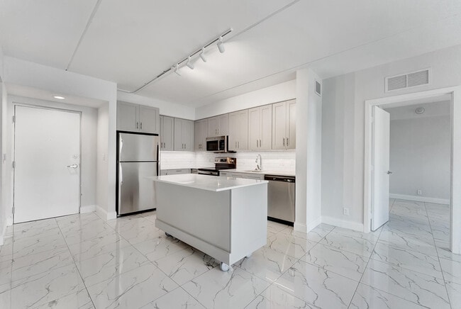 250 W Hidden Valley Blvd in Boca Raton, FL - Building Photo - Building Photo