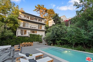 2753 La Cuesta Dr in Los Angeles, CA - Building Photo
