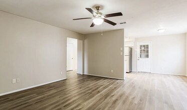 500 Allison St in Conroe, TX - Building Photo - Building Photo