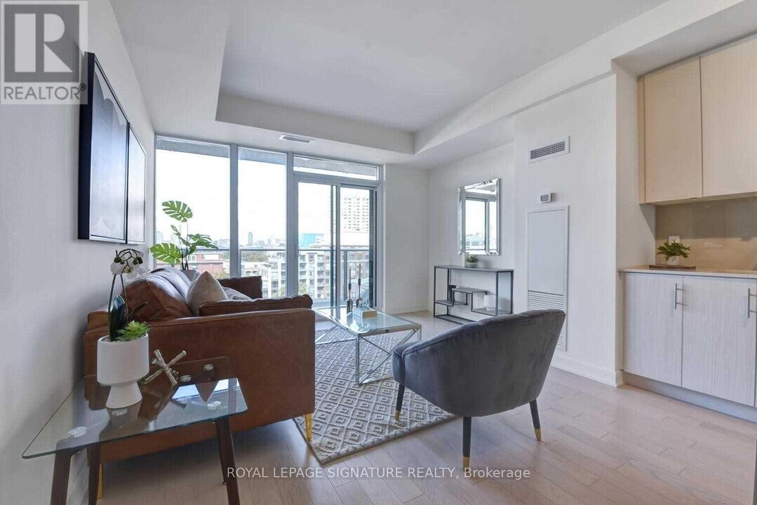 330 Richmond St W in Toronto, ON - Building Photo