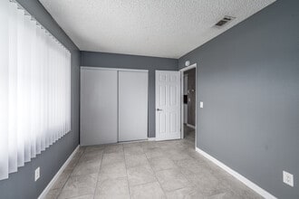 White Street Apartments in Adelanto, CA - Foto de edificio - Interior Photo