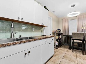 121 NW 7th Ave in Dania Beach, FL - Building Photo - Building Photo