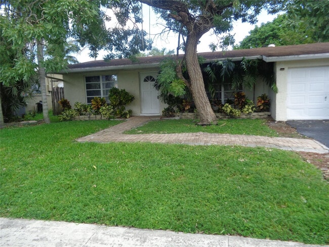 2496 NW 98th Ln in Sunrise, FL - Building Photo - Building Photo