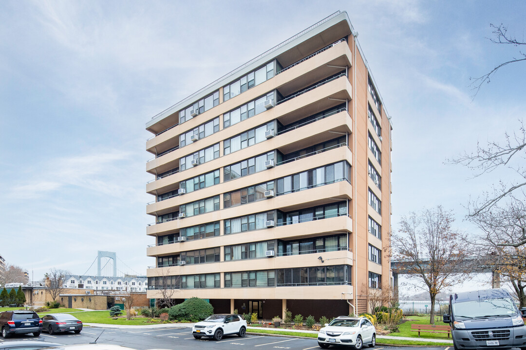 LeHavre on the Water in Whitestone, NY - Building Photo