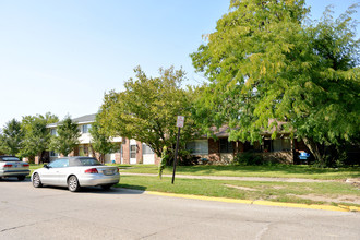 7020-7032 Twin Oaks Dr in Indianapolis, IN - Building Photo - Building Photo