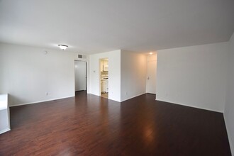 15007 Burbank Blvd, Unit 112 in Los Angeles, CA - Foto de edificio - Building Photo