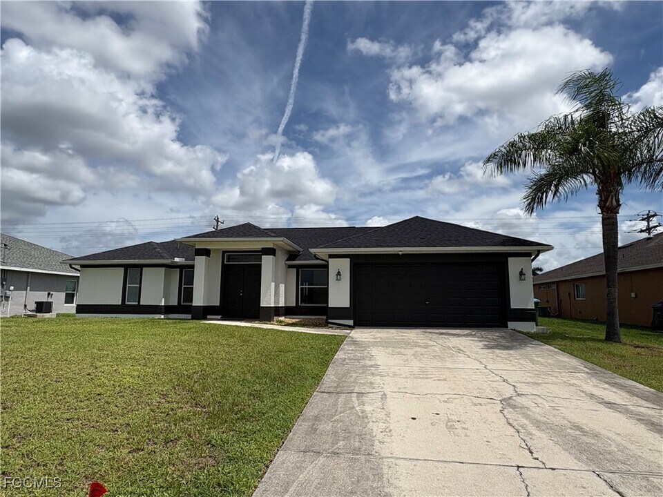 1635 SW 32nd Terrace in Cape Coral, FL - Building Photo