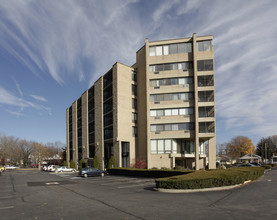 Harborview Condominiums in West Haven, CT - Building Photo - Building Photo