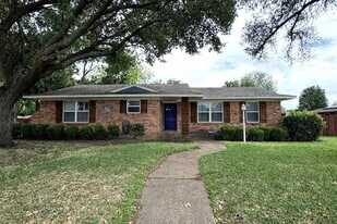 302 Van Rowe Ave in Duncanville, TX - Building Photo