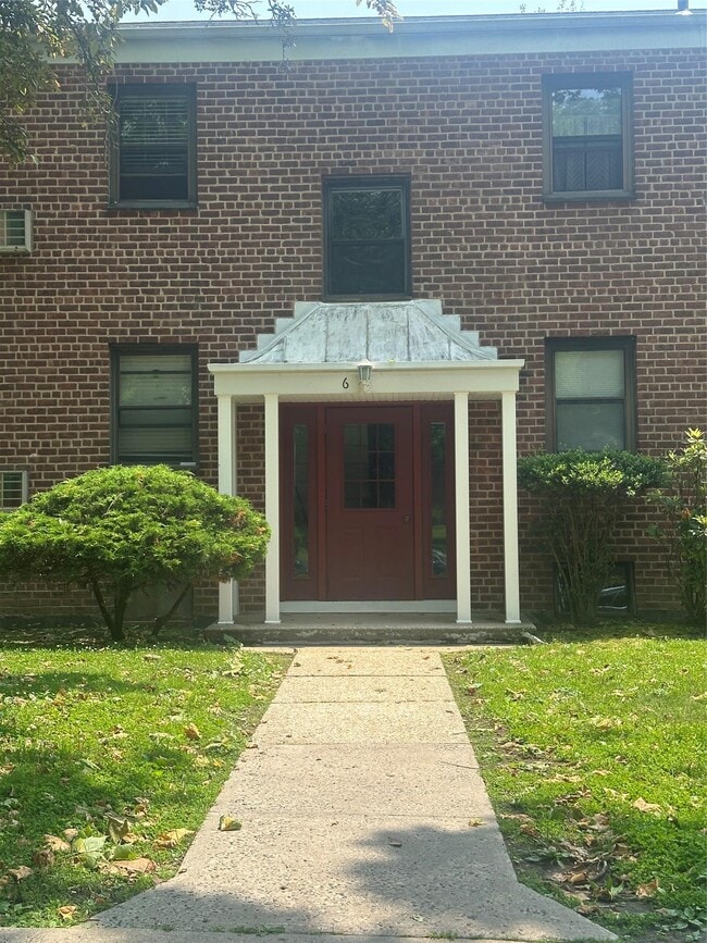 6 Lawrence Dr in White Plains, NY - Building Photo - Building Photo