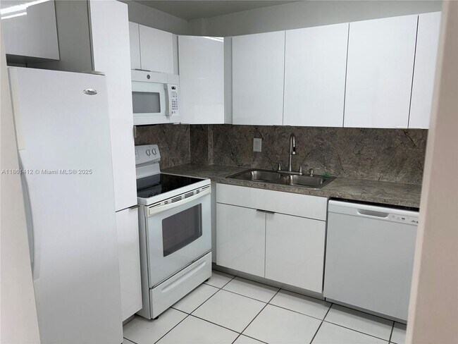 5050 NW 7th St in Miami, FL - Building Photo - Building Photo