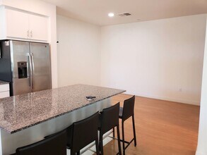 5502 Caminito Sandwaves in San Diego, CA - Building Photo - Building Photo